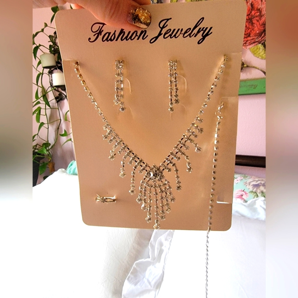 Silver tone rhinestone fashion jewelry set